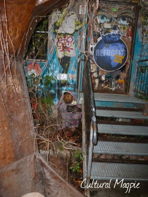 monster hiding magpie